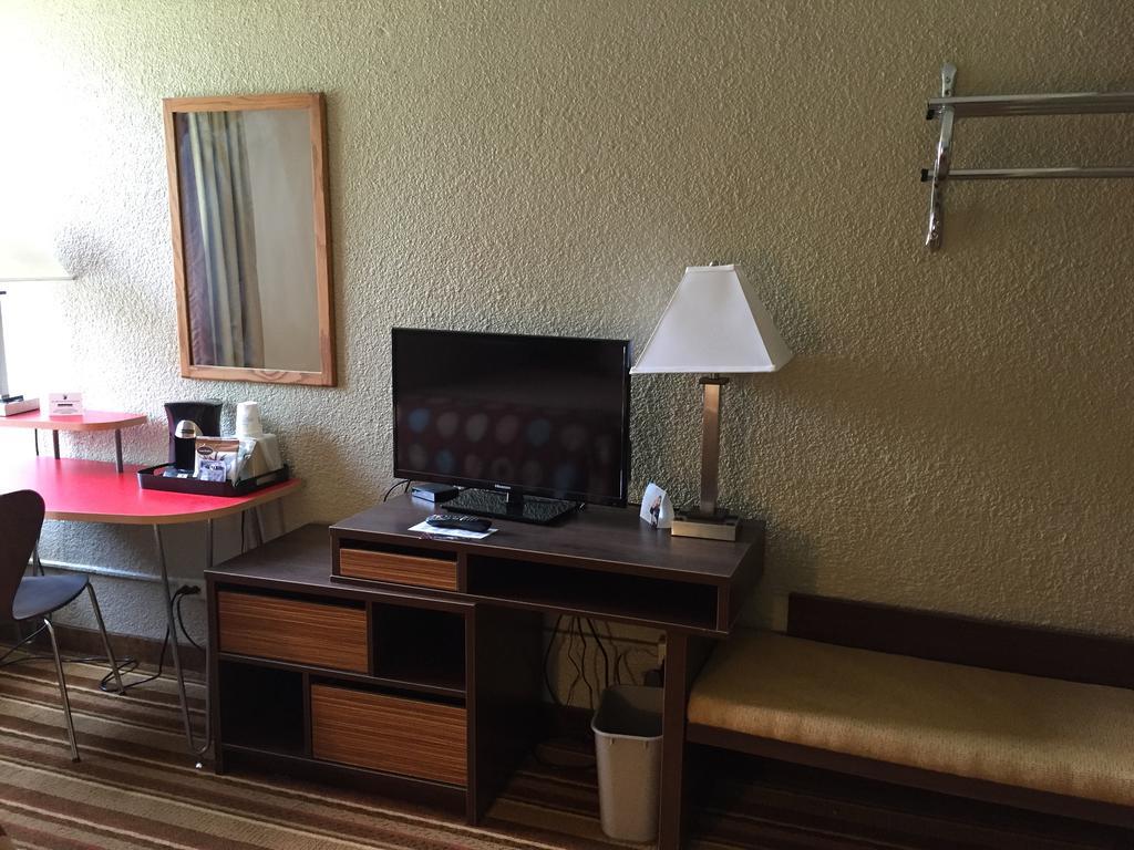 Super 8 By Wyndham Redfield Hotel Exterior foto