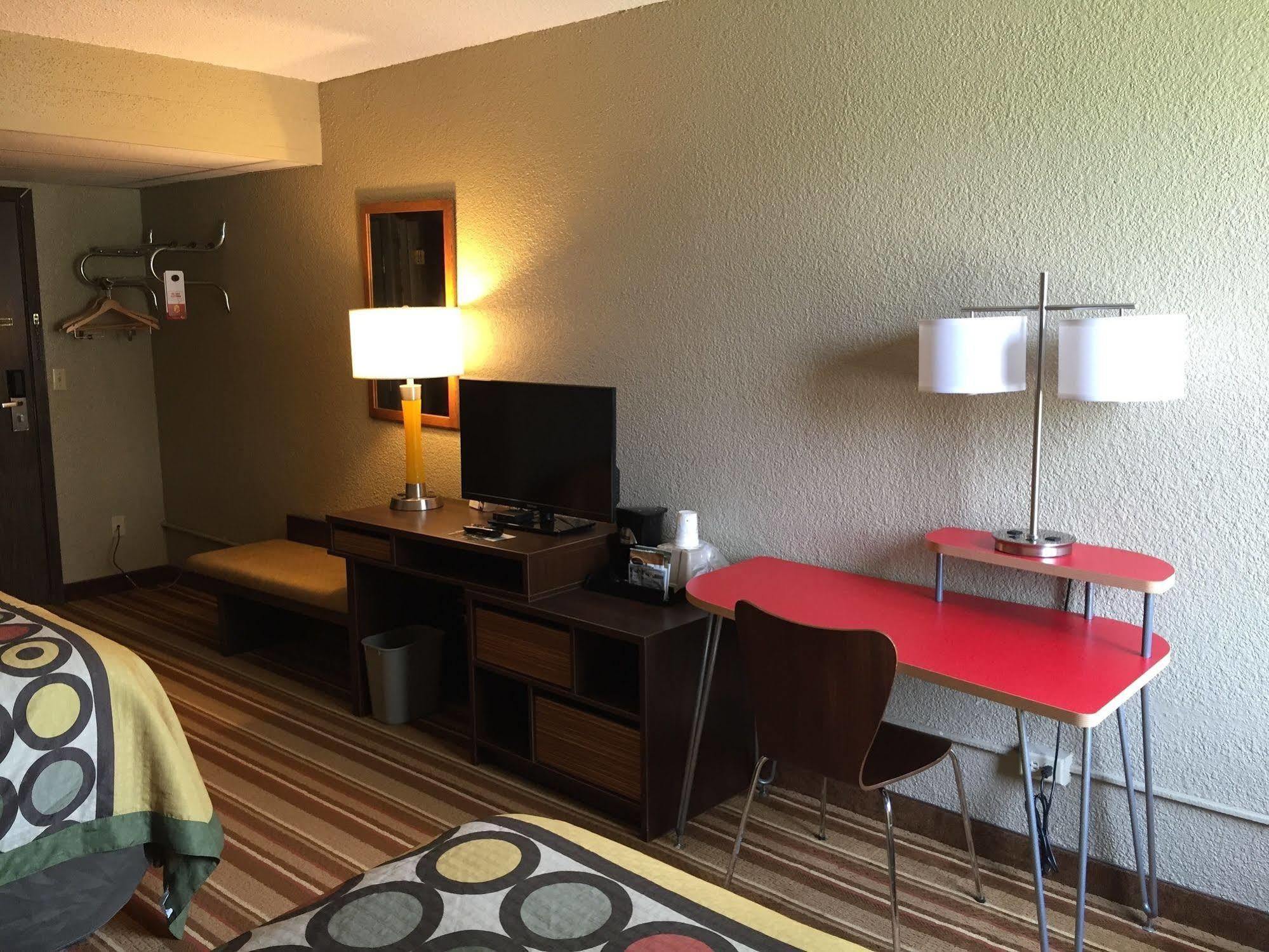 Super 8 By Wyndham Redfield Hotel Exterior foto